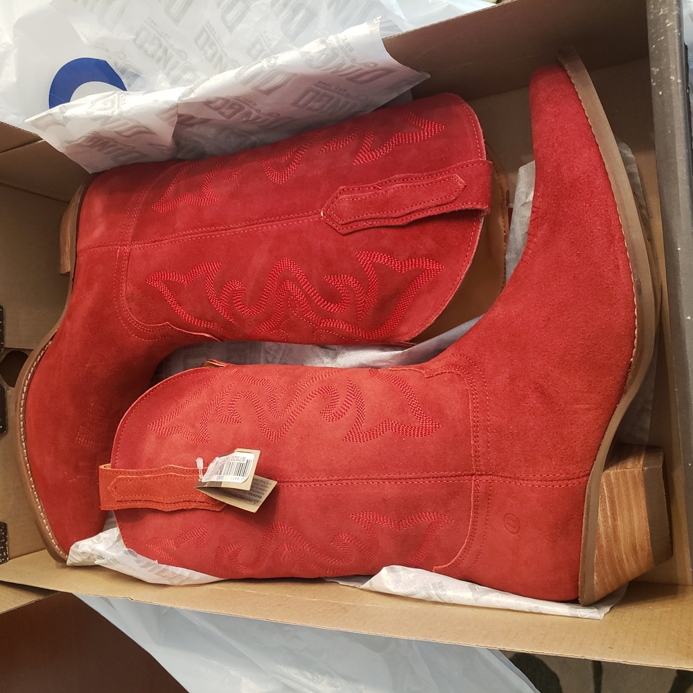 Dingo Red Heeled Boots with Sleek Pull-On Design